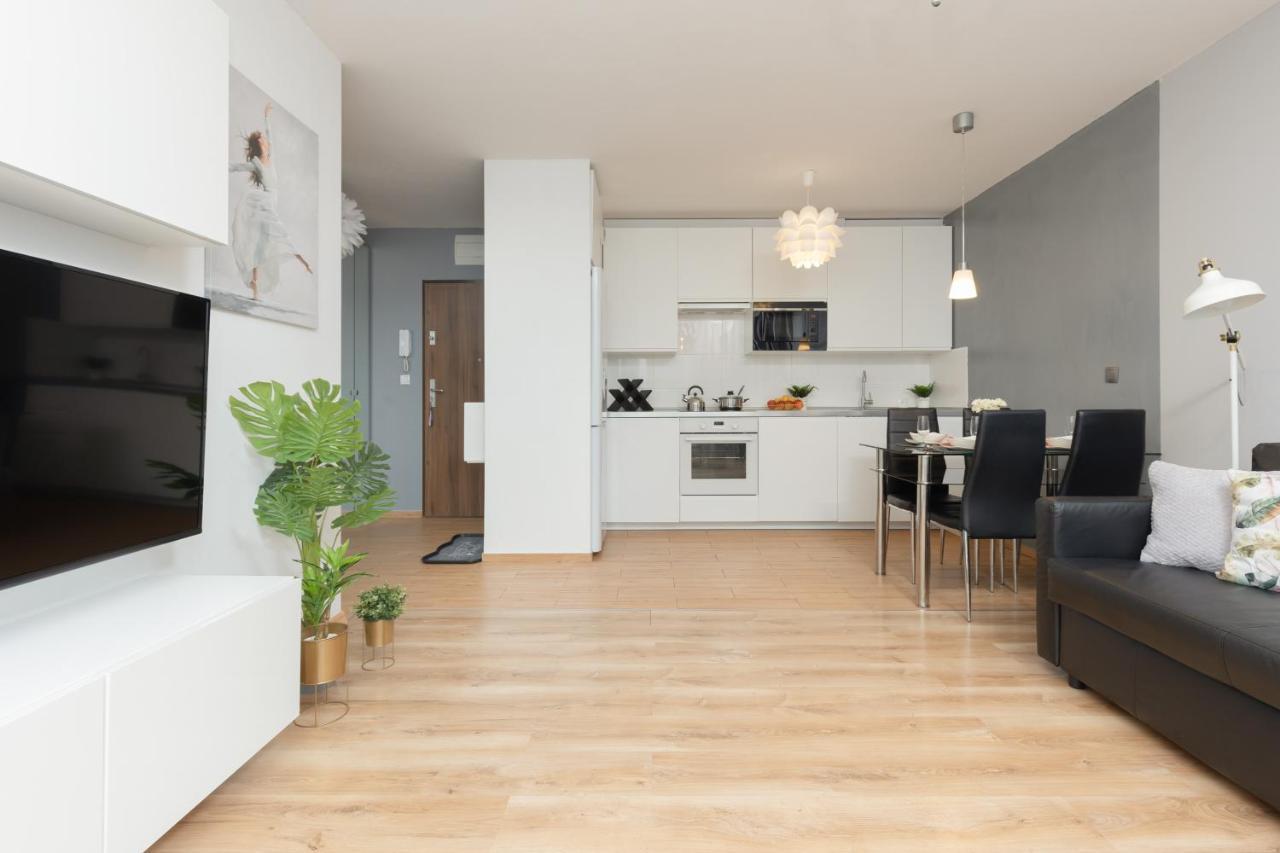 Wawrzyszewska By Renters Apartament